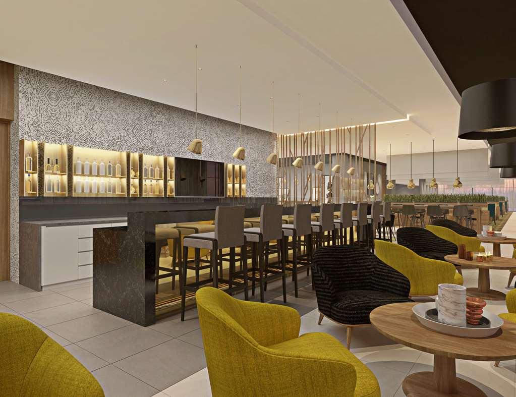 Hilton Garden Inn Виндхук Ресторан фото