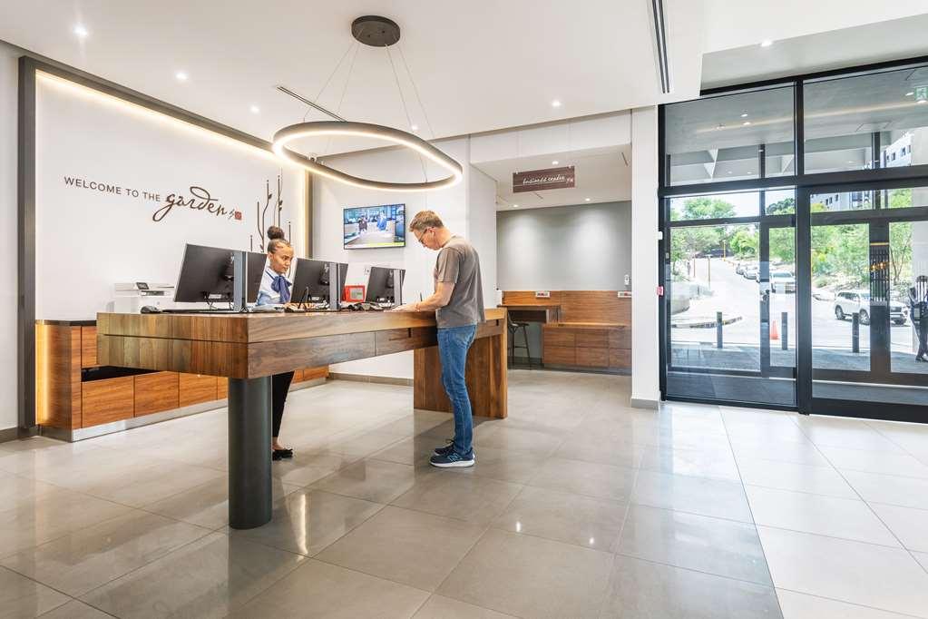 Hilton Garden Inn Виндхук Интерьер фото