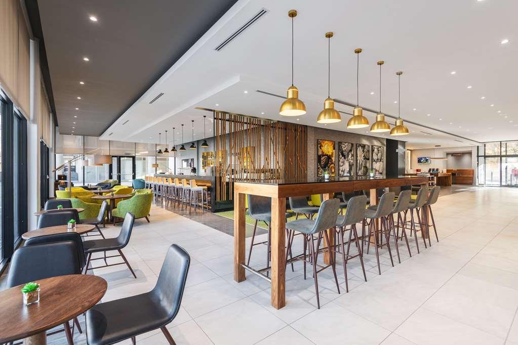 Hilton Garden Inn Виндхук Интерьер фото