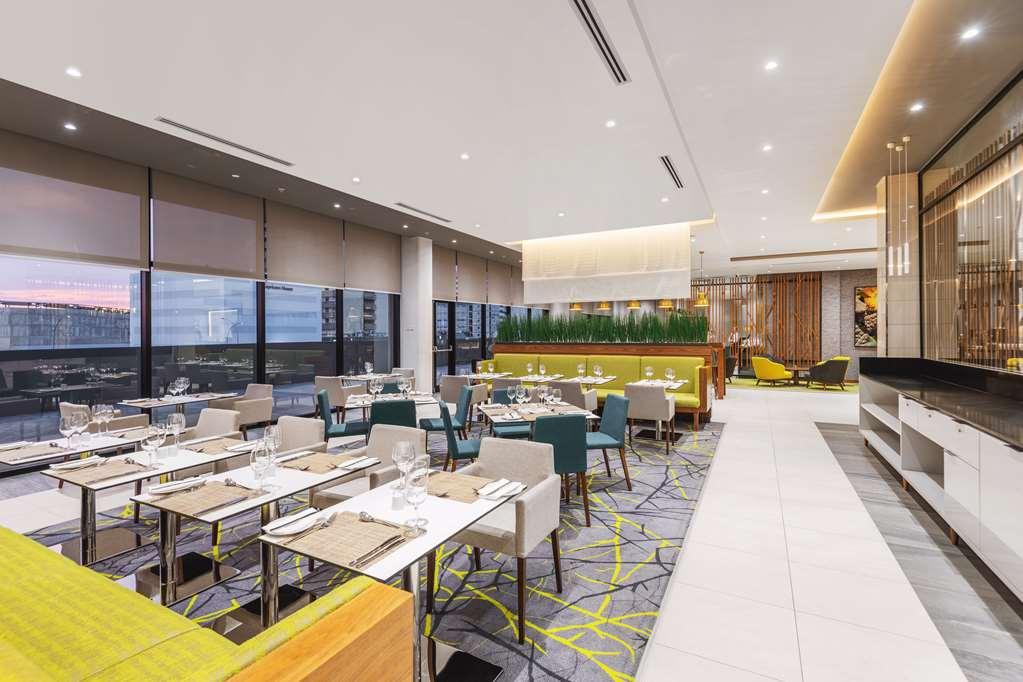 Hilton Garden Inn Виндхук Ресторан фото