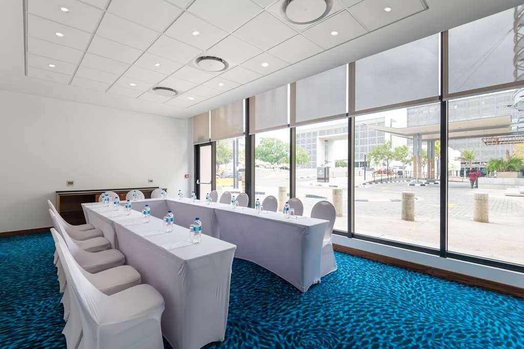 Hilton Garden Inn Виндхук Удобства фото